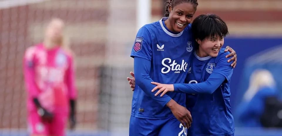 Jugadoras de Everton celebrando un gol