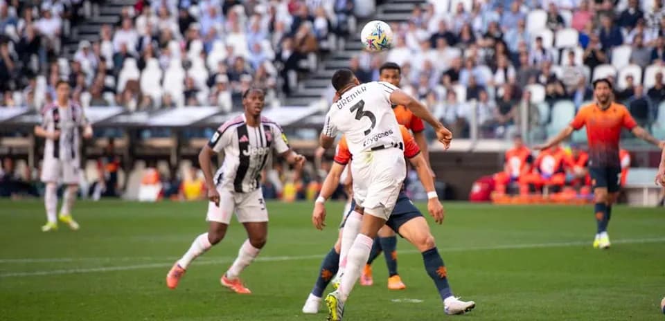 Jugadores disputando el balón en el partido