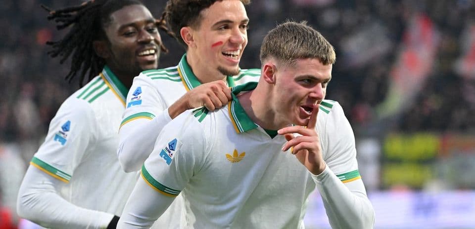 Jugadores celebrando un gol en el partido