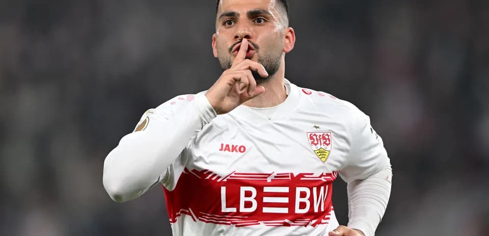 Jugador de Stuttgart haciendo gesto de silencio tras anotar