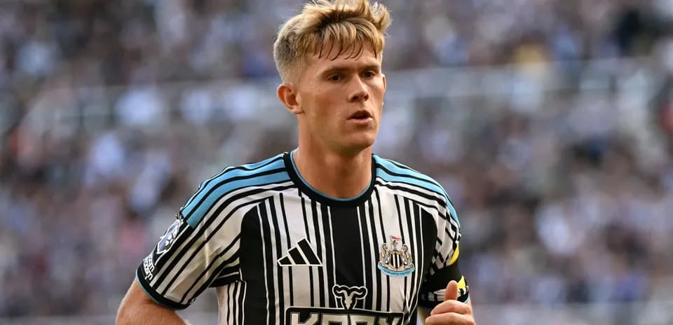 Jugador de Newcastle United corriendo en el campo