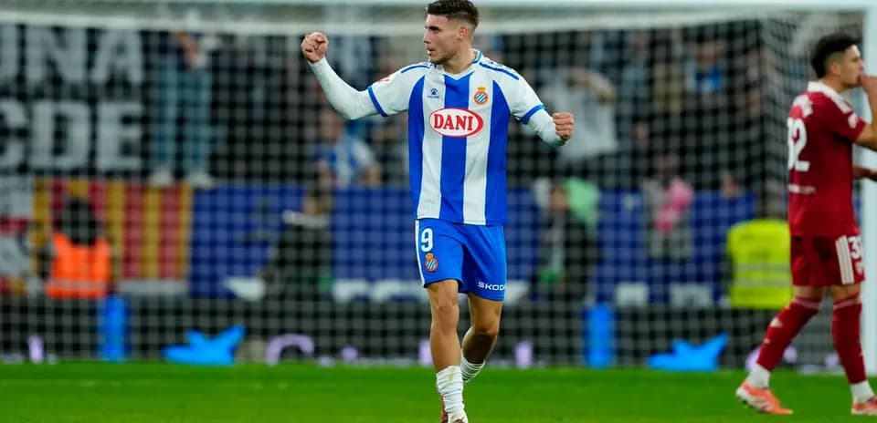 Jugador del Espanyol celebra un gol