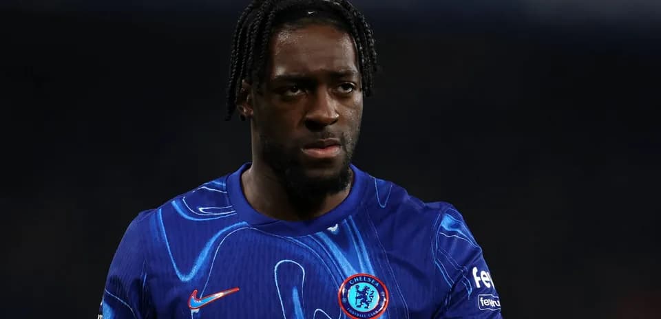 Jugador de Chelsea con camiseta azul en el campo