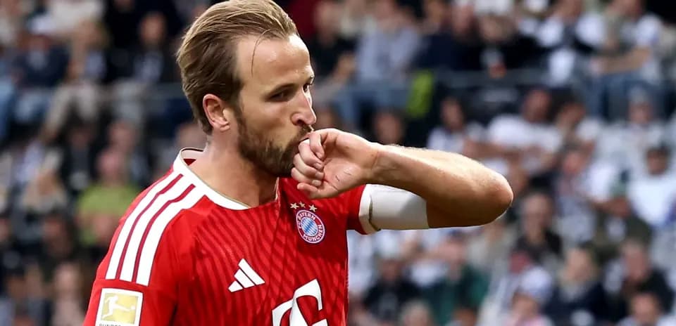 Jugador de Bayern Múnich besando su brazo durante partido