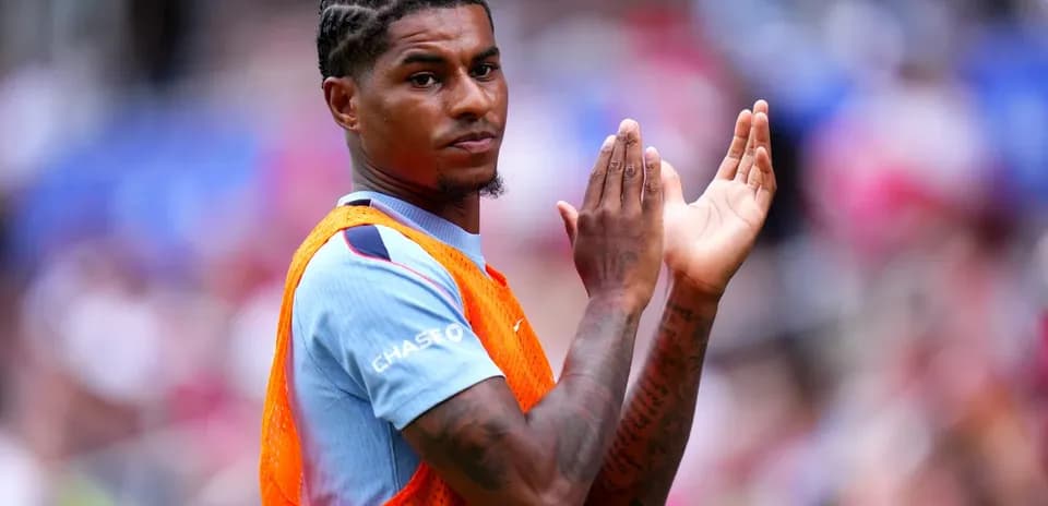 Jugador aplaudiendo en la banda durante el partido