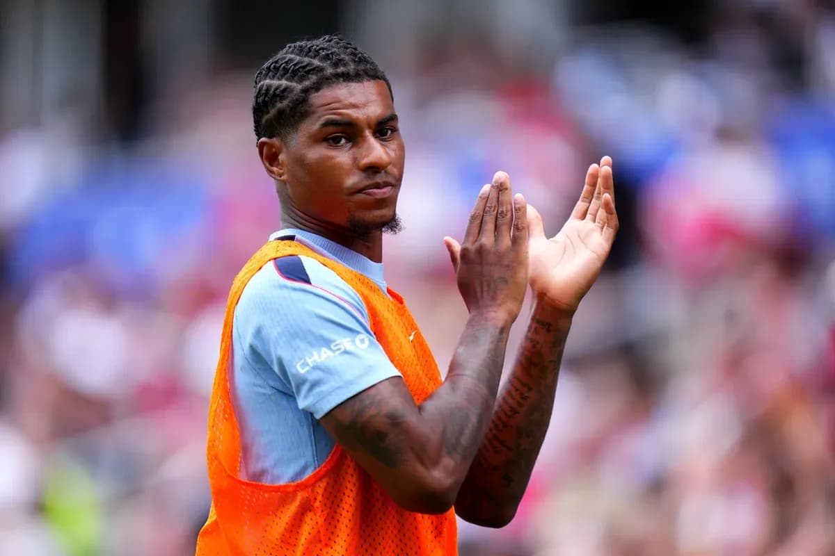 Jugador aplaudiendo en la banda durante el partido