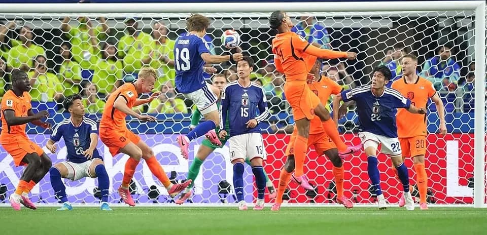 Jugadores de Japón y Países Bajos en acción