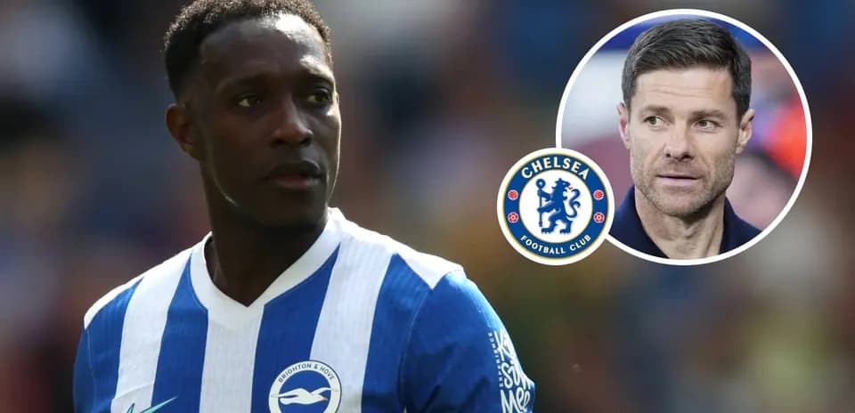 Jugador de Brighton con uniforme, logo de Chelsea y entrenador