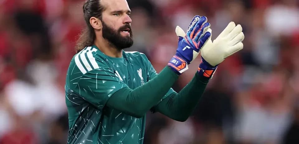 Portero aplaudiendo durante un partido de fútbol
