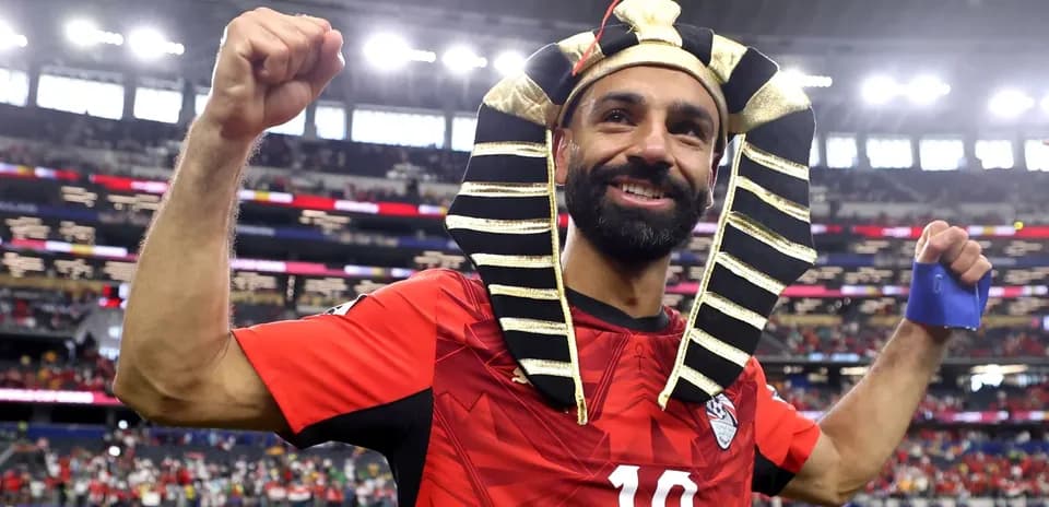 Jugador celebrando con tocado de faraón en el estadio
