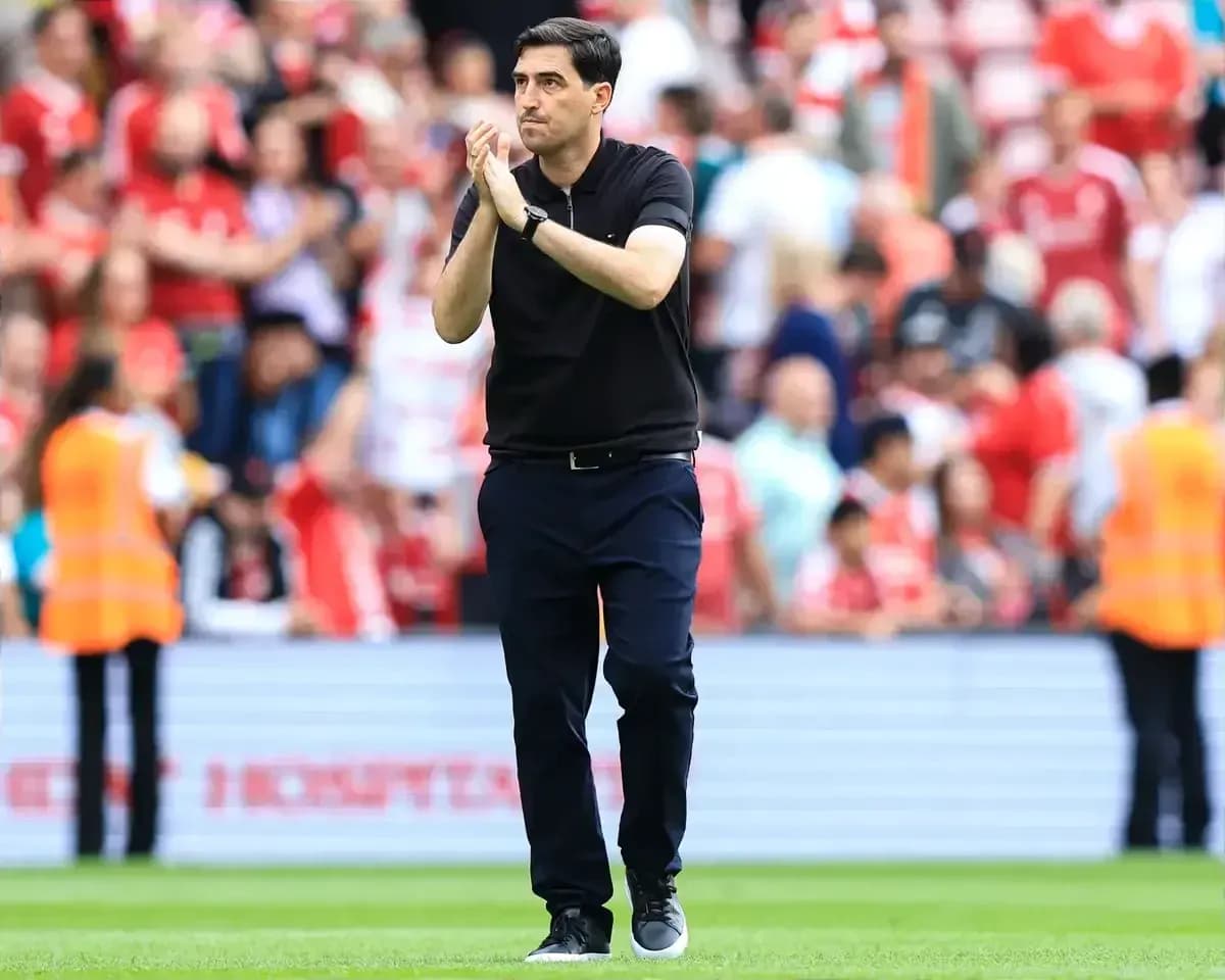 Entrenador aplaudiendo frente a la afición