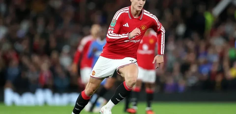 Jugador de Manchester United corriendo en el campo