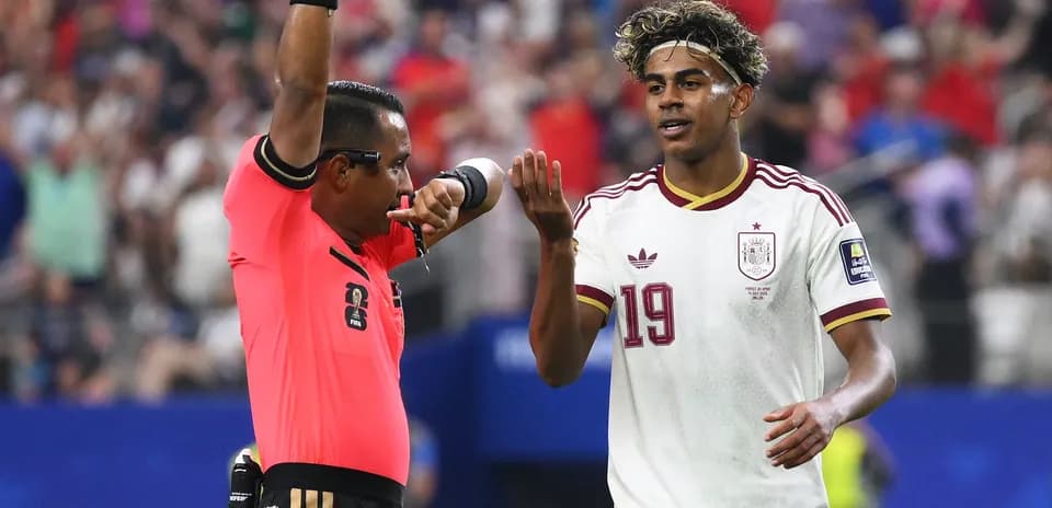 Árbitro mostrando tarjeta durante partido de fútbol