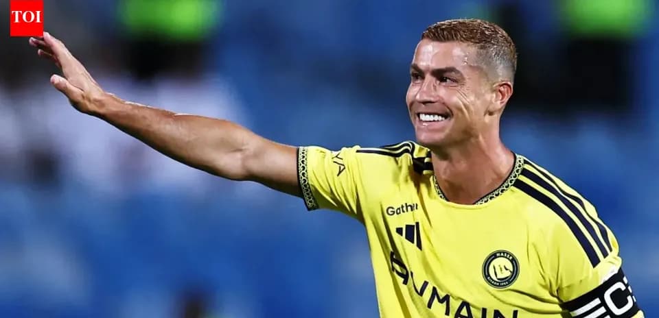 Cristiano Ronaldo saludando durante un partido