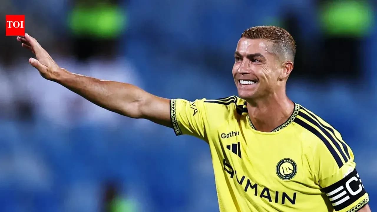 Cristiano Ronaldo saludando durante un partido