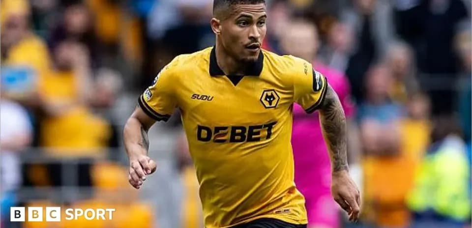 Jugador de Wolverhampton corriendo con balón en el campo