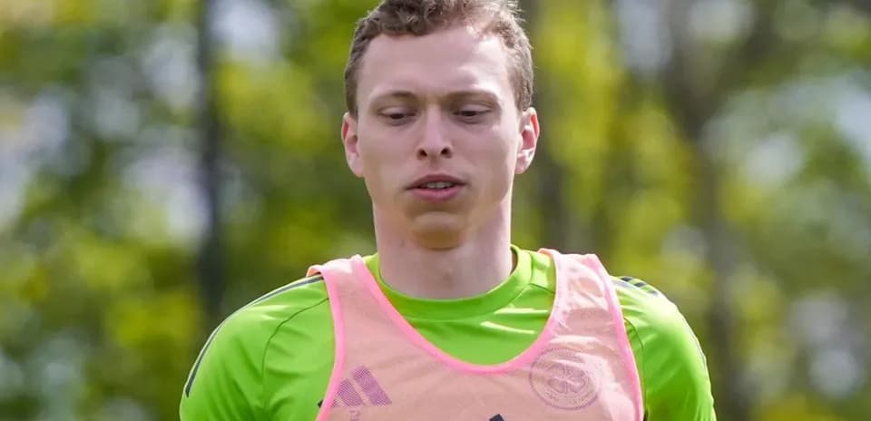 Portero entrenando en campo con camiseta verde
