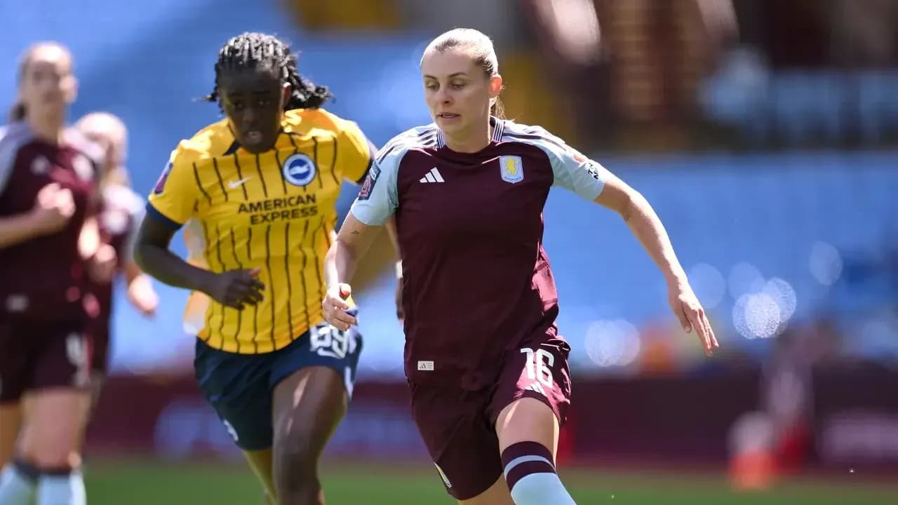 Jugadora de Aston Villa corriendo con el balón