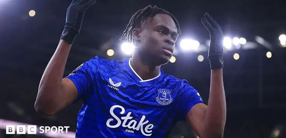Jugador de Everton celebrando un gol en el campo
