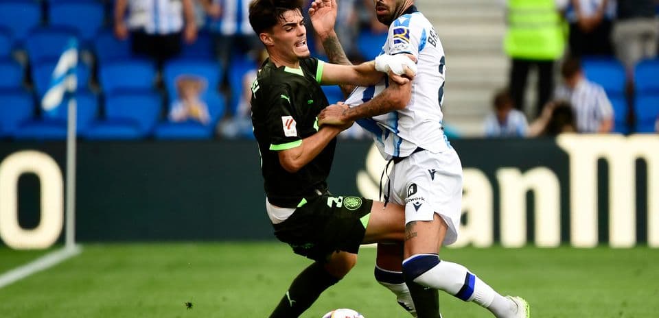Jugador de Girona y Real Sociedad en acción