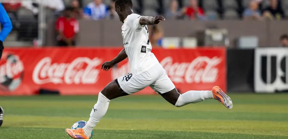 Jugador corriendo durante un partido de fútbol