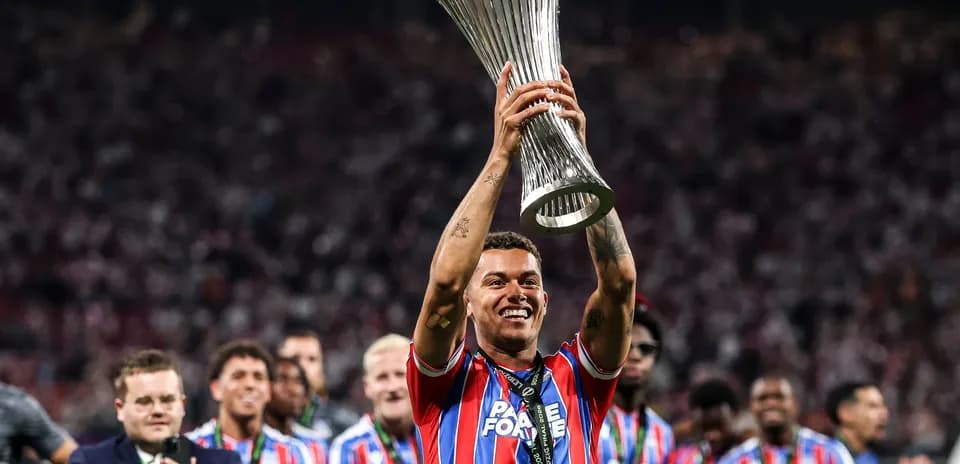 Jugador levantando trofeo en celebración de victoria