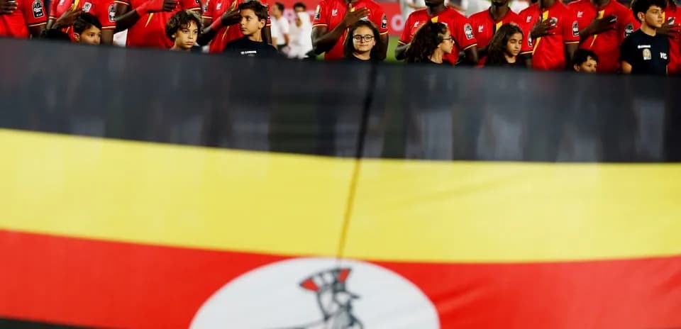 Jugadores de Uganda con la bandera nacional en ceremonia