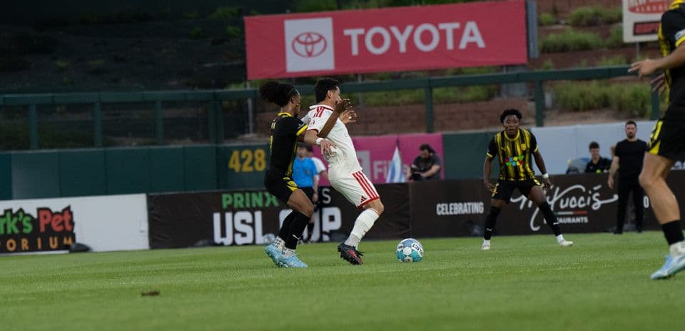 Jugador de Phoenix Rising en acción durante el partido