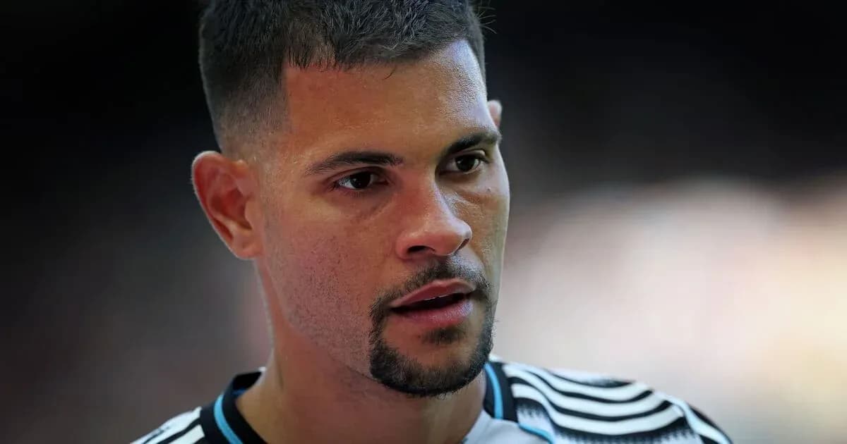 Jugador de fútbol en uniforme mirando hacia adelante