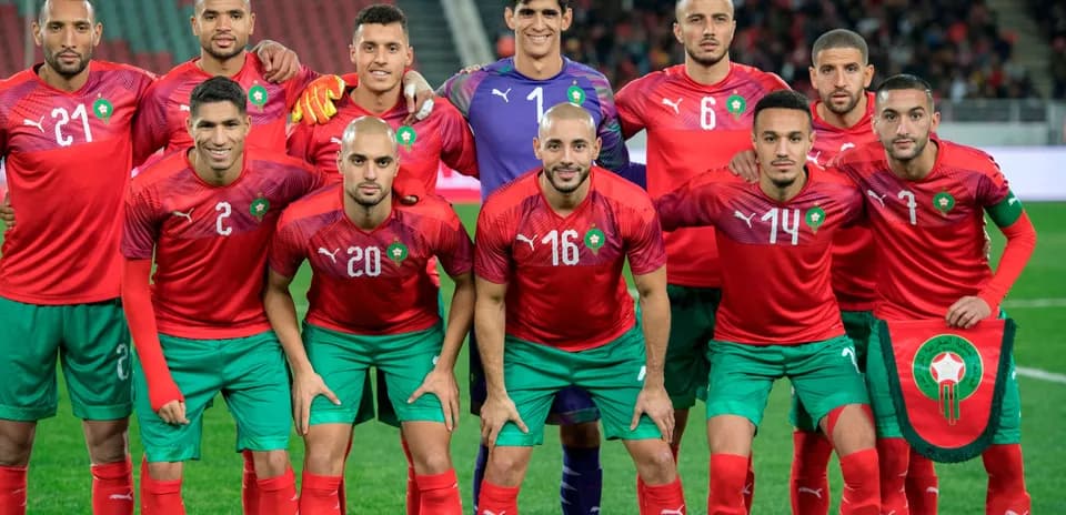 Equipo de fútbol de Marruecos posando en el campo