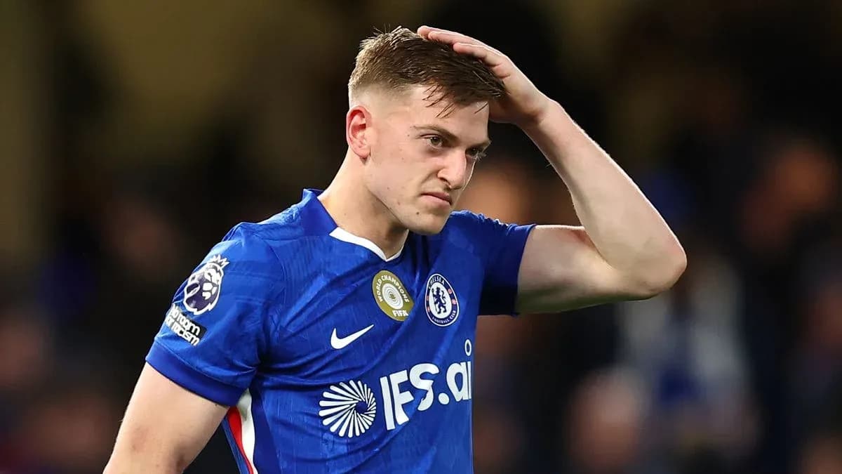 Jugador de Chelsea con camiseta azul durante el partido