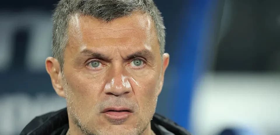 Entrenador observando el partido desde el banquillo