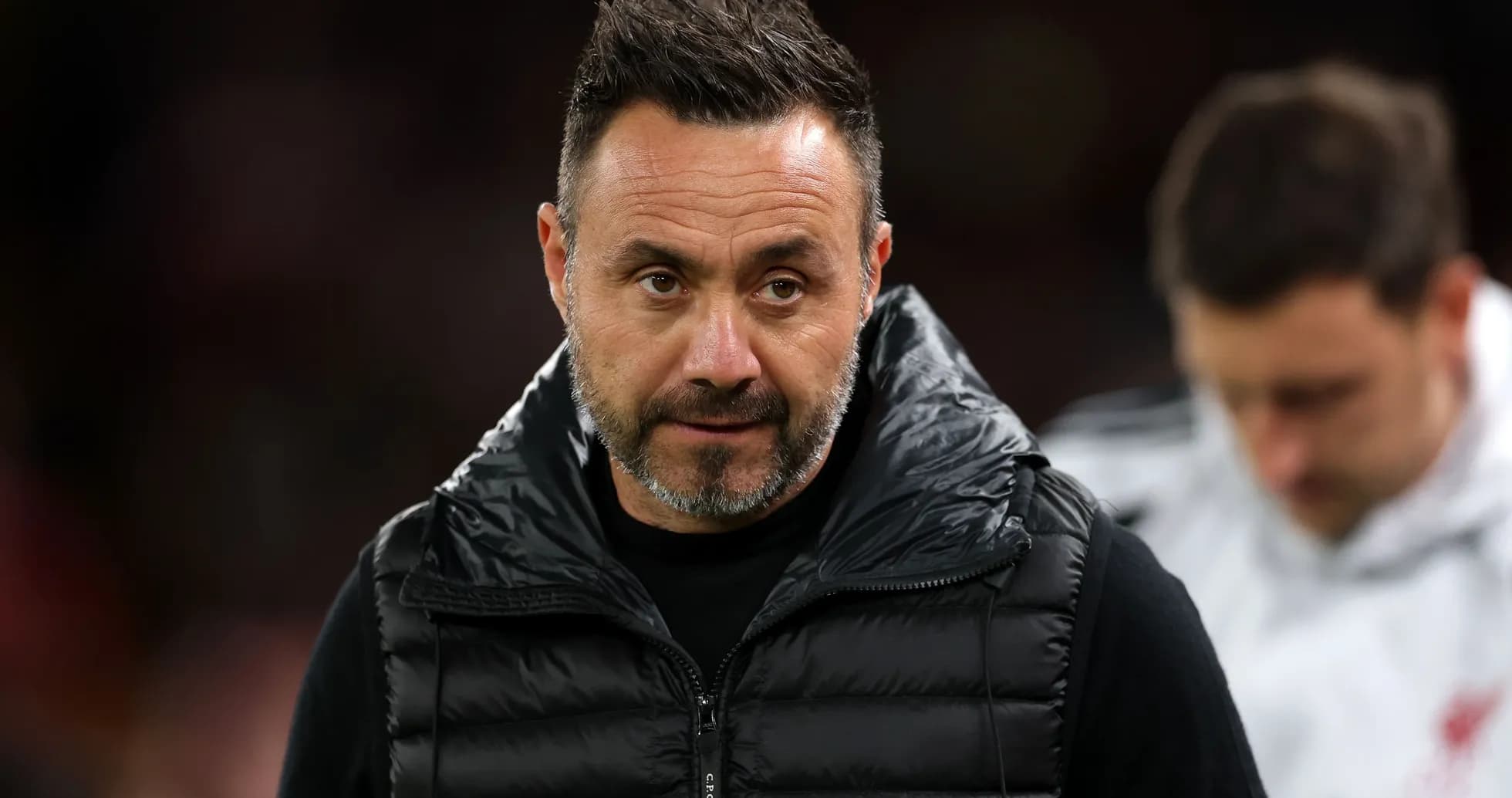 Entrenador en el banquillo durante el partido