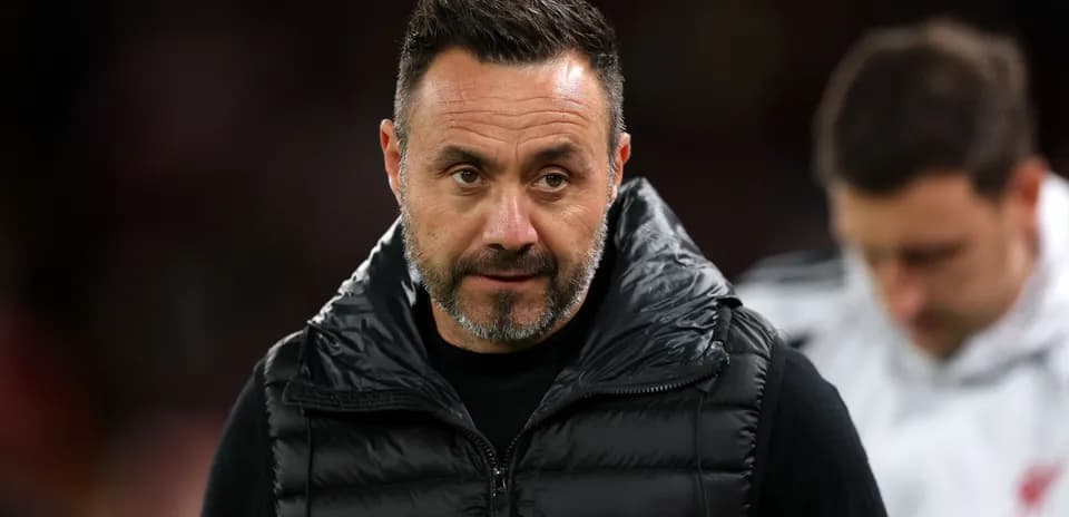 Entrenador en el banquillo durante el partido