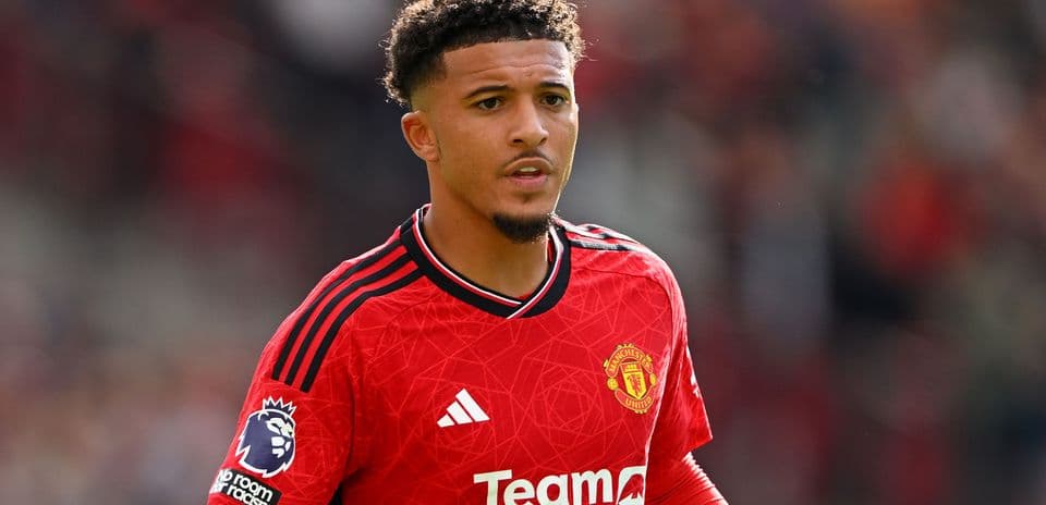 Jugador de Manchester United en uniforme rojo en el campo