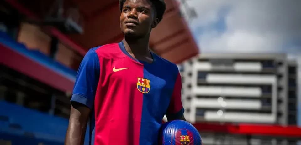 Jugador de Barcelona sosteniendo balón en el estadio