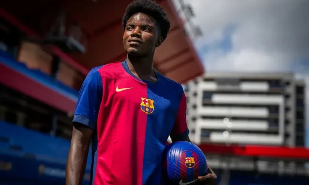 Jugador de Barcelona sosteniendo balón en el estadio