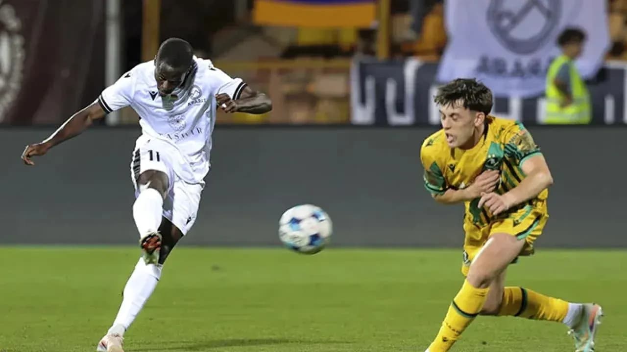 Jugador de Kairat Almaty disparando al balón