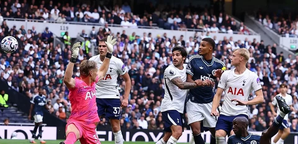 Jugadores de Tottenham y Newcastle en acción