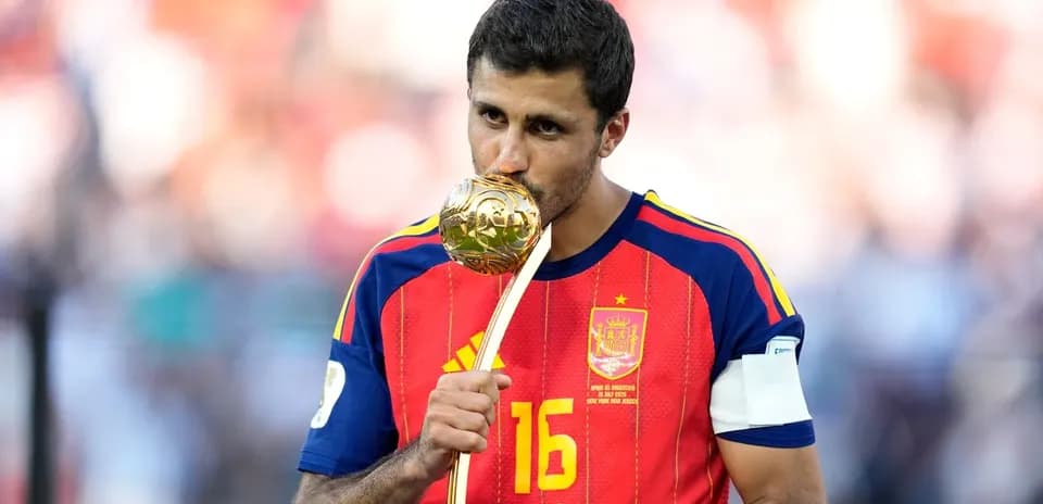 Jugador besando el trofeo tras el partido
