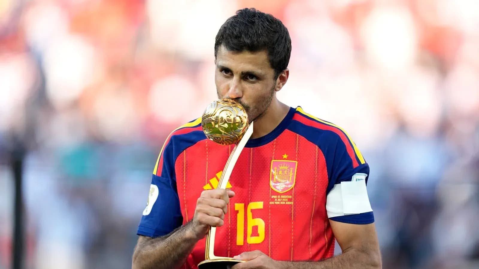 Jugador besando el trofeo tras el partido
