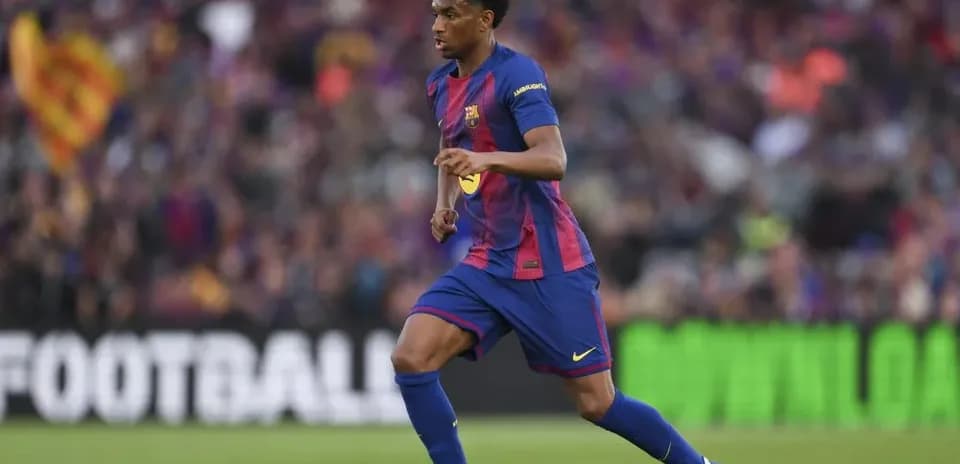 Jugador del Barcelona corriendo con el balón en el campo