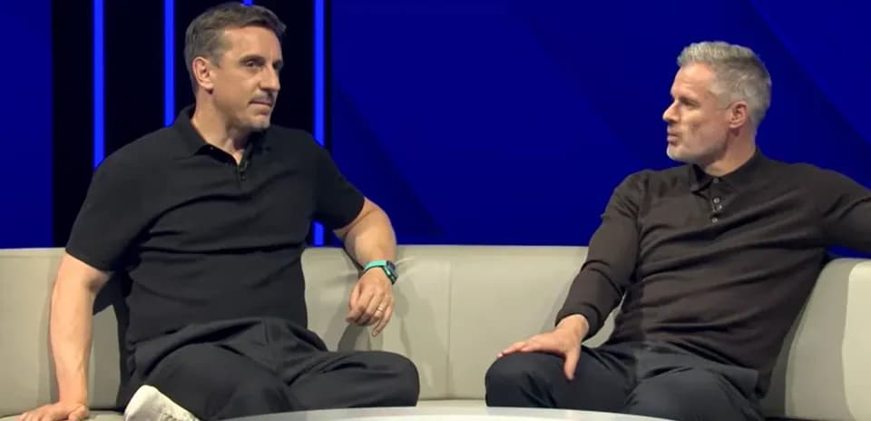 Dos comentaristas conversando en un set de televisión