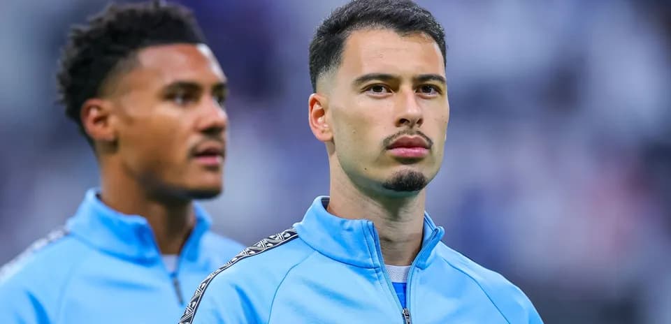 Jugadores de equipo en calentamiento antes del partido