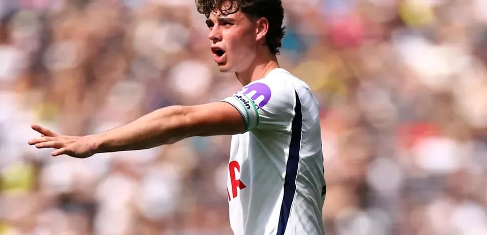 Jugador de Tottenham señalando durante el partido