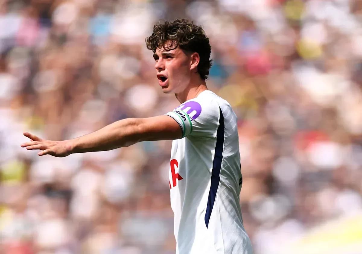 Jugador de Tottenham señalando durante el partido