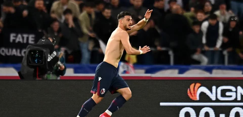 Jugador de Bologna celebra un gol