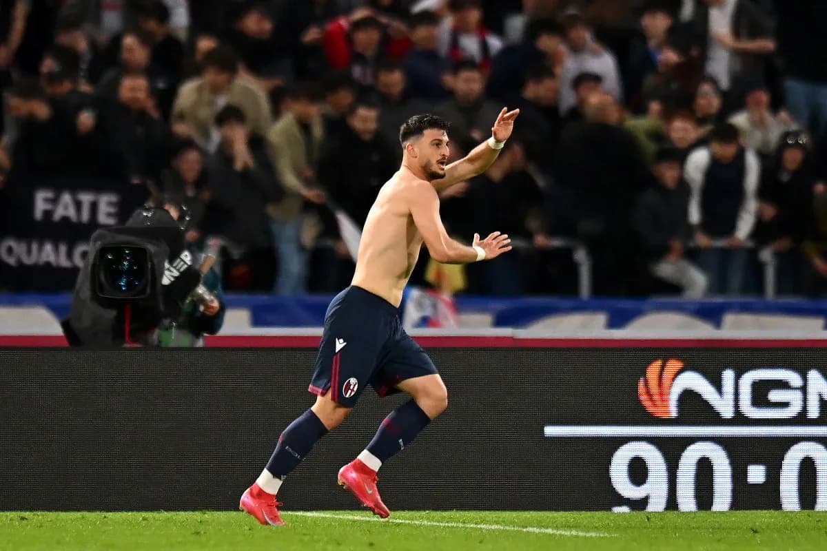 Jugador de Bologna celebra un gol
