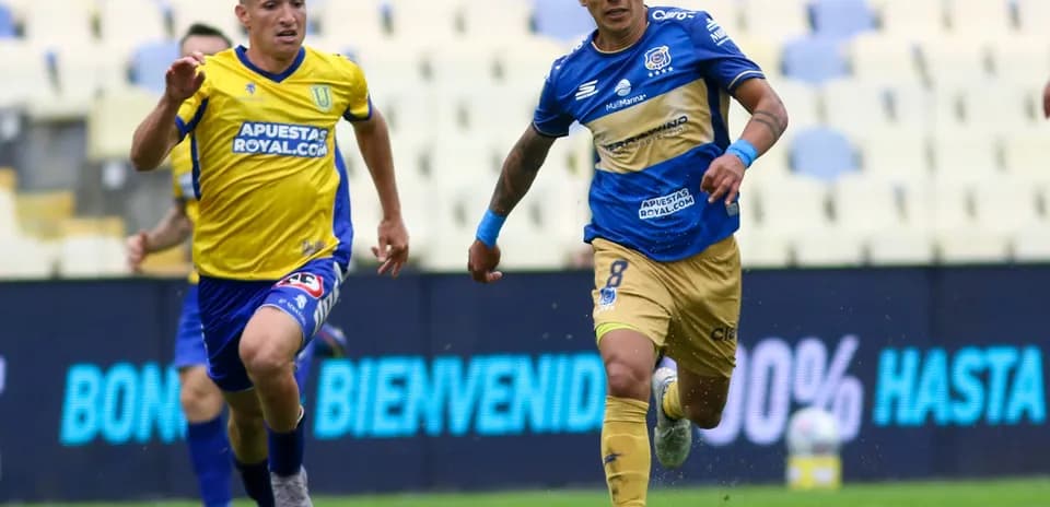 Jugadores corriendo durante el partido