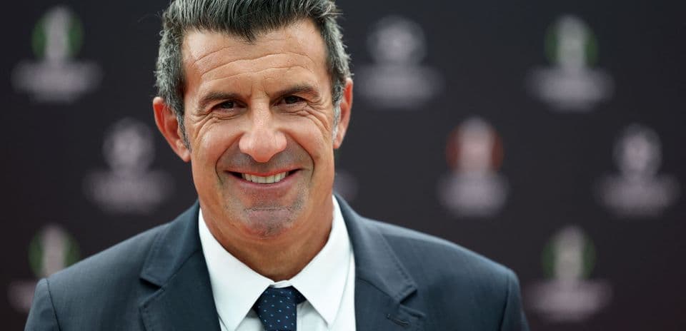 Hombre sonriendo en evento con fondo oscuro